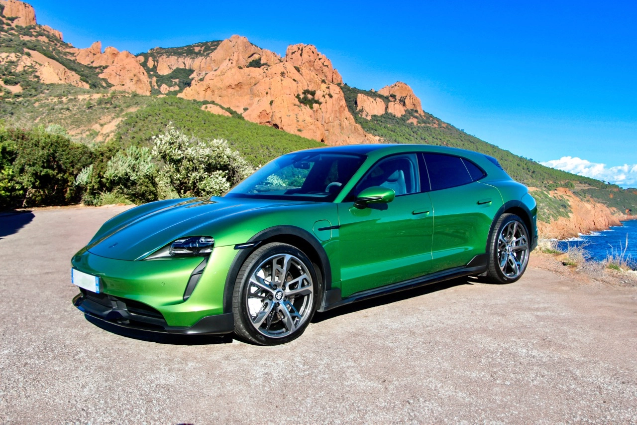 PORSCHE Taycan 1