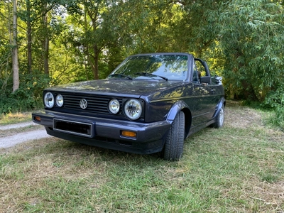 location VOLKSWAGEN golf 1 karmann  à Le Coudray-Montceaux