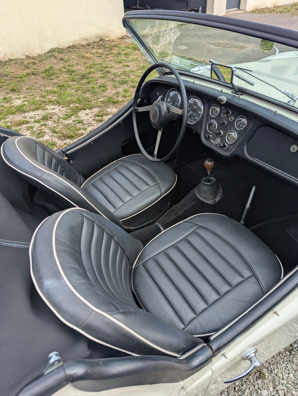 TRIUMPH TR3 2