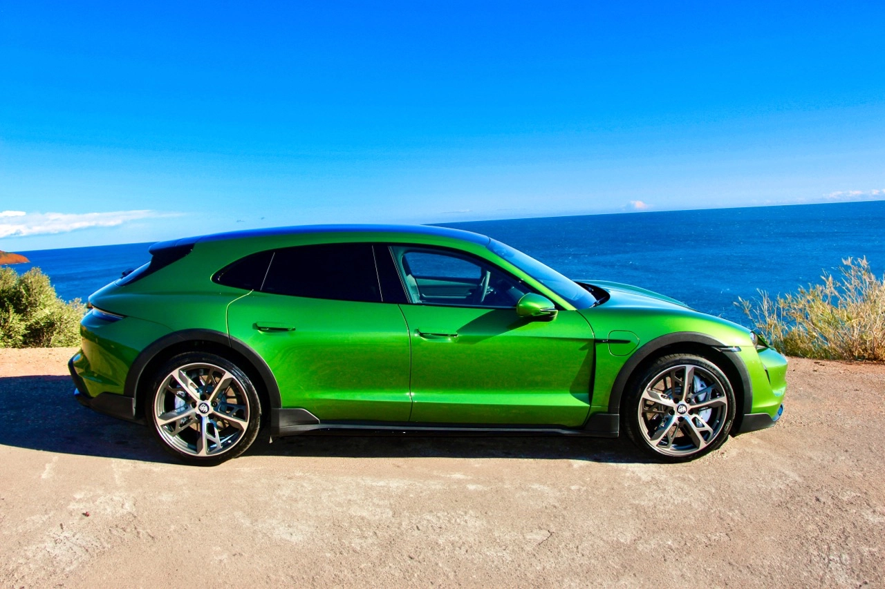 PORSCHE Taycan 3