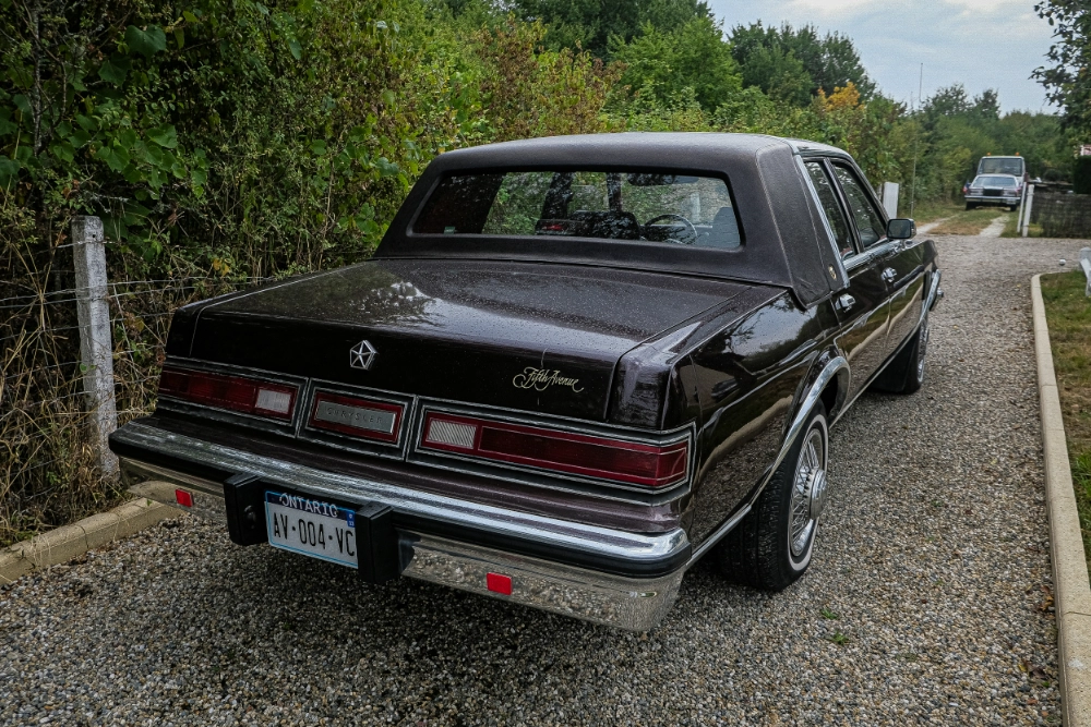 CHRYSLER Fifth Avenue 3