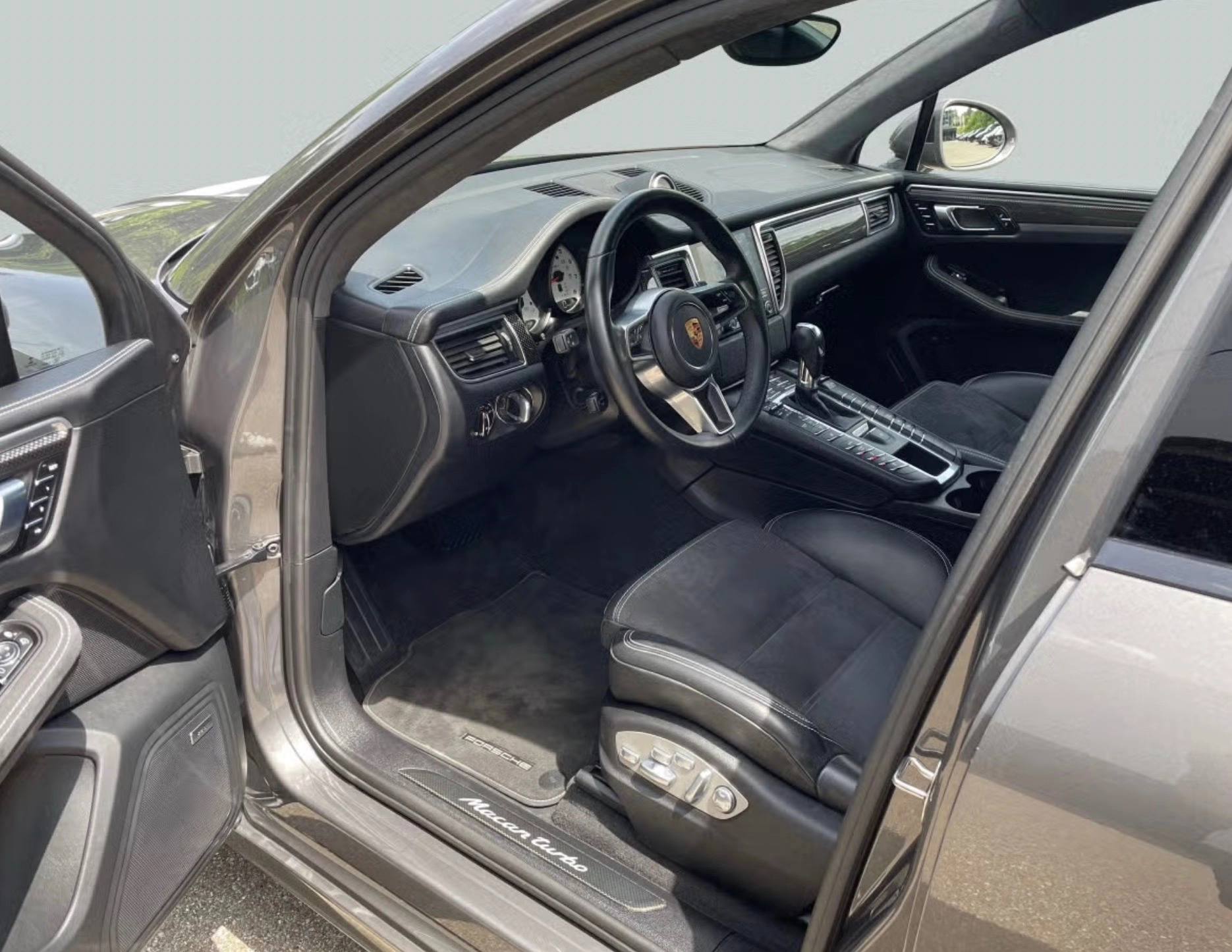 PORSCHE MACAN TURBO 1