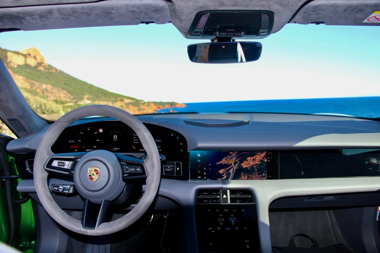 PORSCHE Taycan 6
