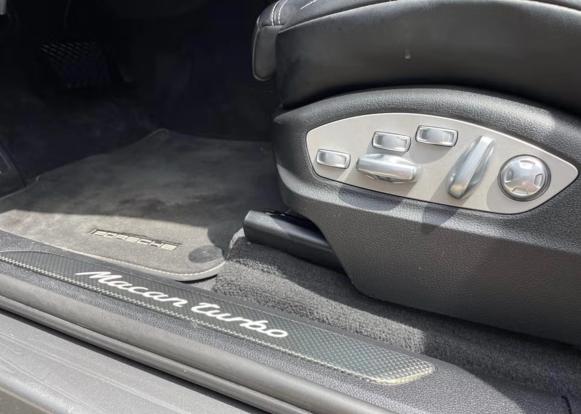 PORSCHE MACAN TURBO 4