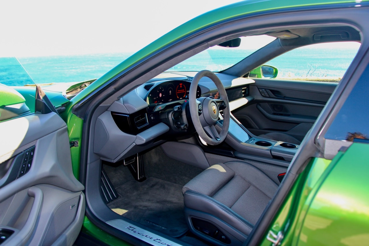 PORSCHE Taycan 5