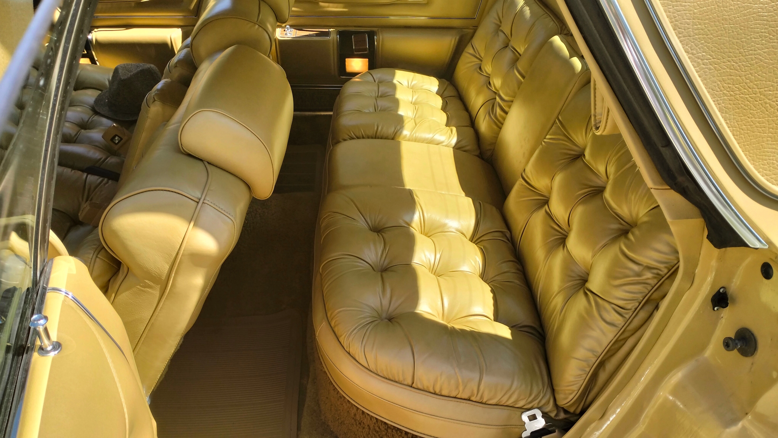 CHRYSLER New-Yorker 6