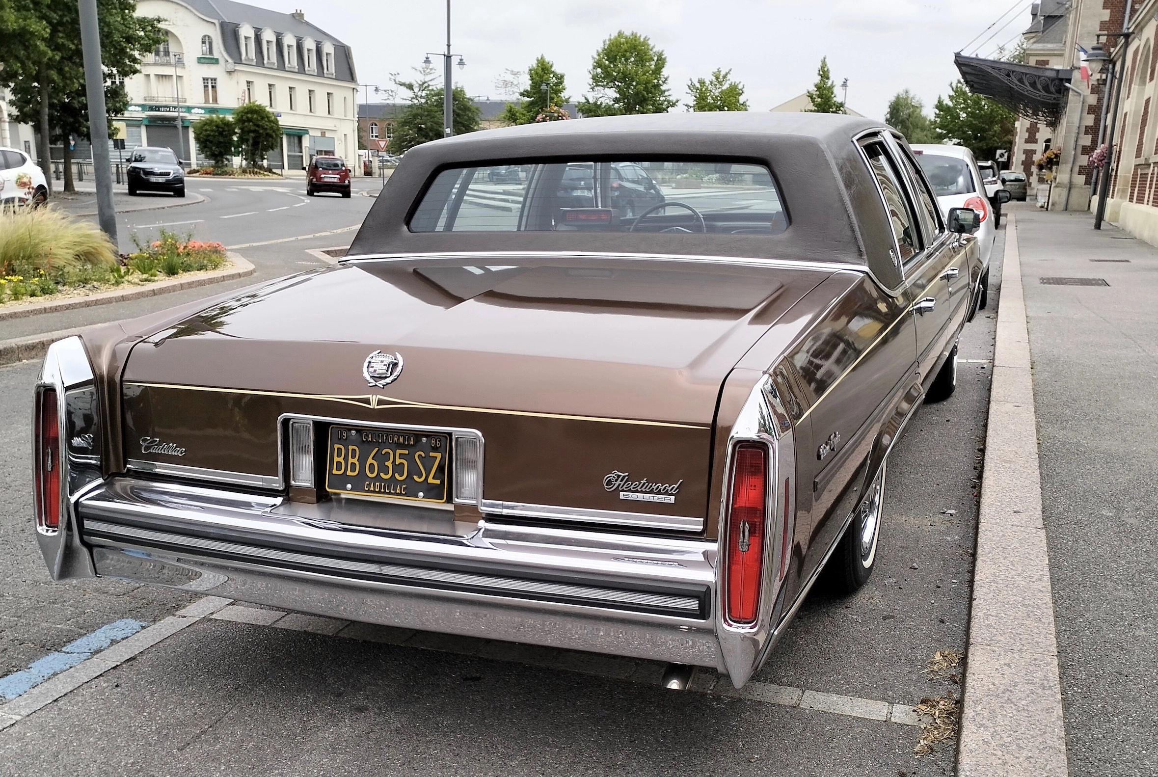 CADILLAC Fleetwood Brougham 4