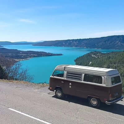 location VOLKSWAGEN Combi T2b Westfalia à Châteaudouble