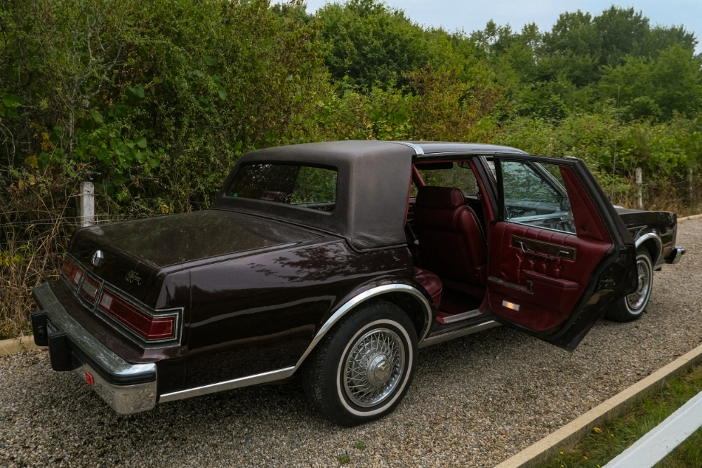 CHRYSLER Fifth Avenue 4